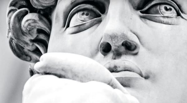 Lähikuva michelangelon patsaan kasvoista
