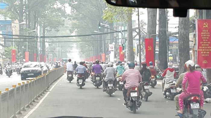 Moottoripyöräruuhkaa vietnamin kaduilla